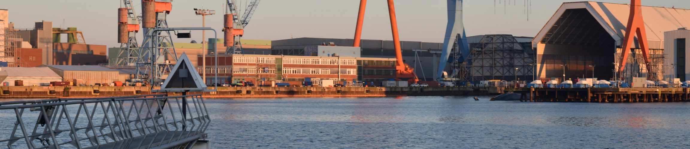 Blick über die Kieler Förde in der Abendsonne.
